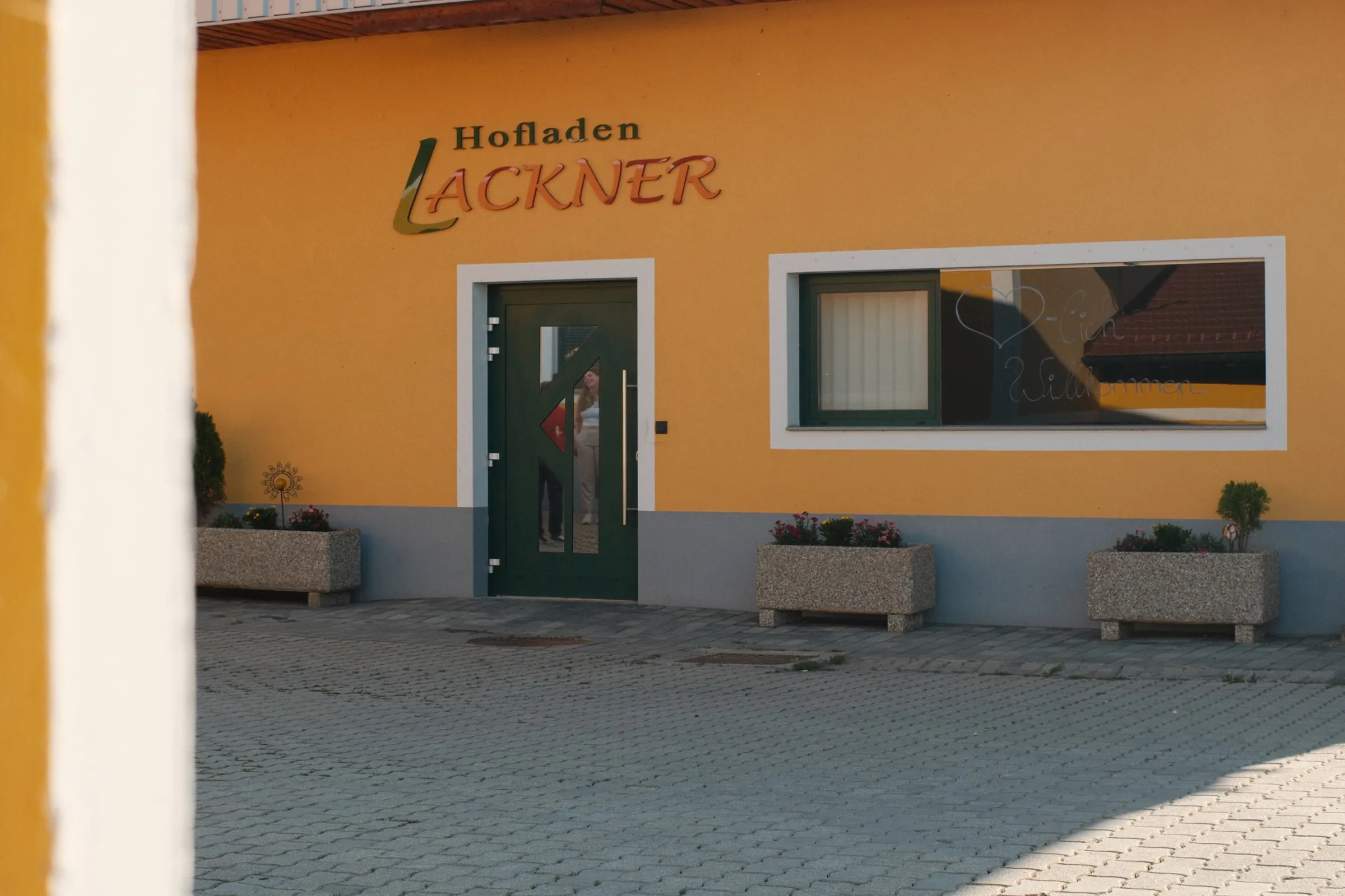 Außenansicht des Hofladens Lackner an der Triesterstraße