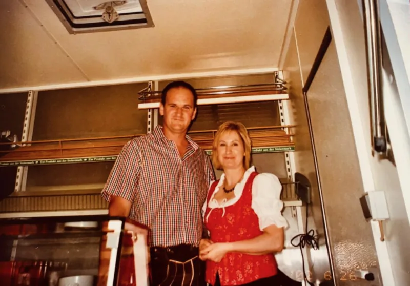 Heinrich und Renate Lackner im früheren Verkaufswagen
