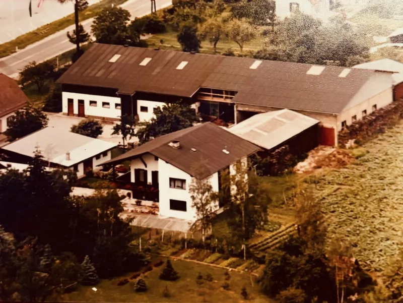 Historische Luftaufnahme des Hofes Lackner