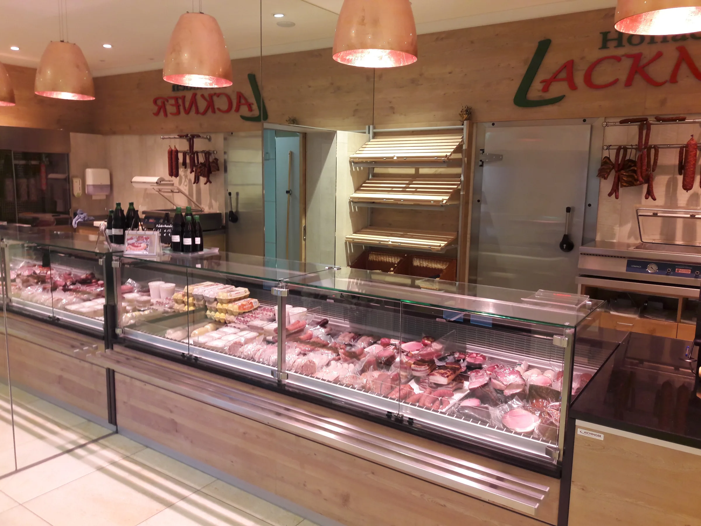 Verkaufstheke mit Fleisch- und Wurstwaren im Hofladen Lackner