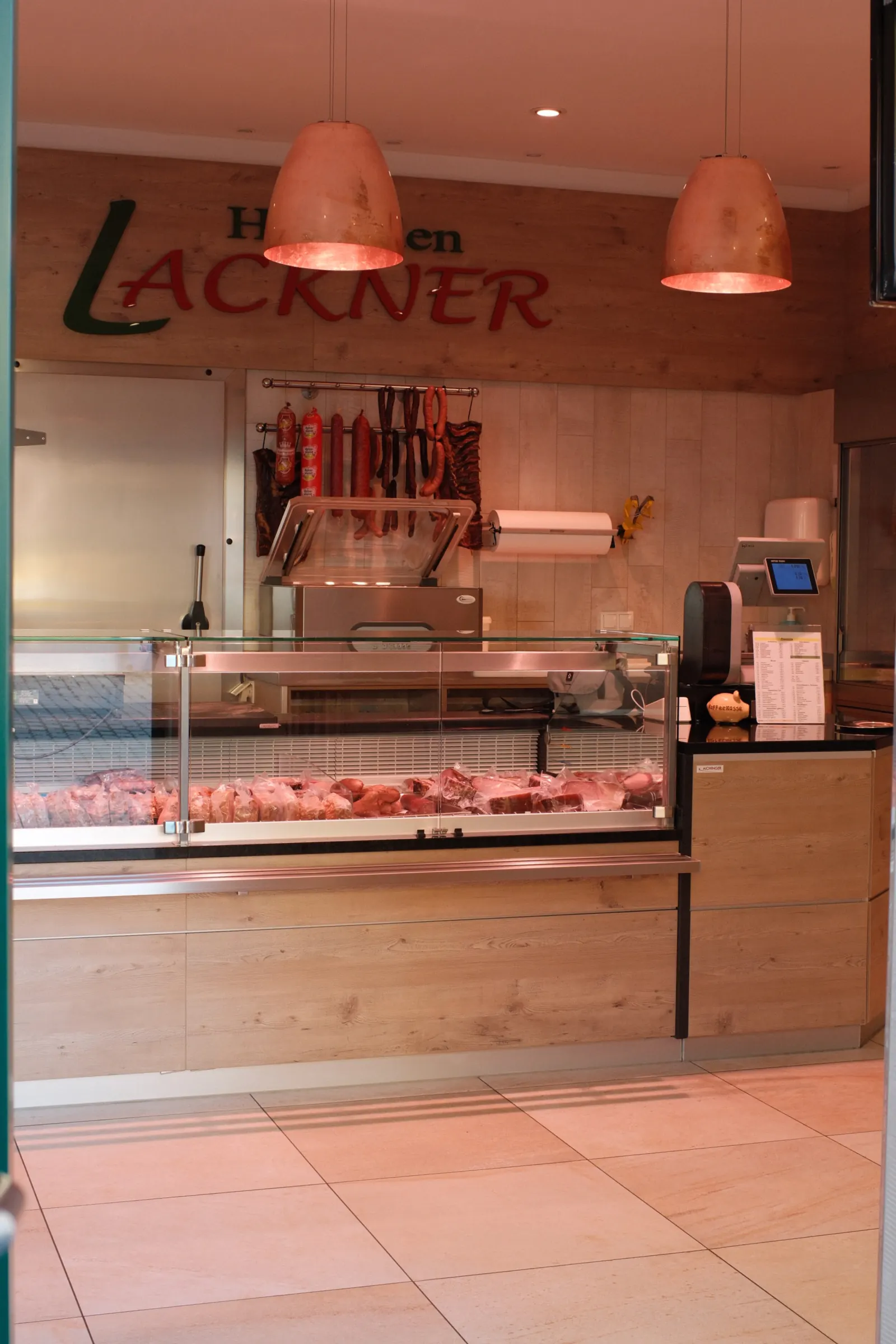 Theke im Hofladen Lackner mit Fleischvitrine