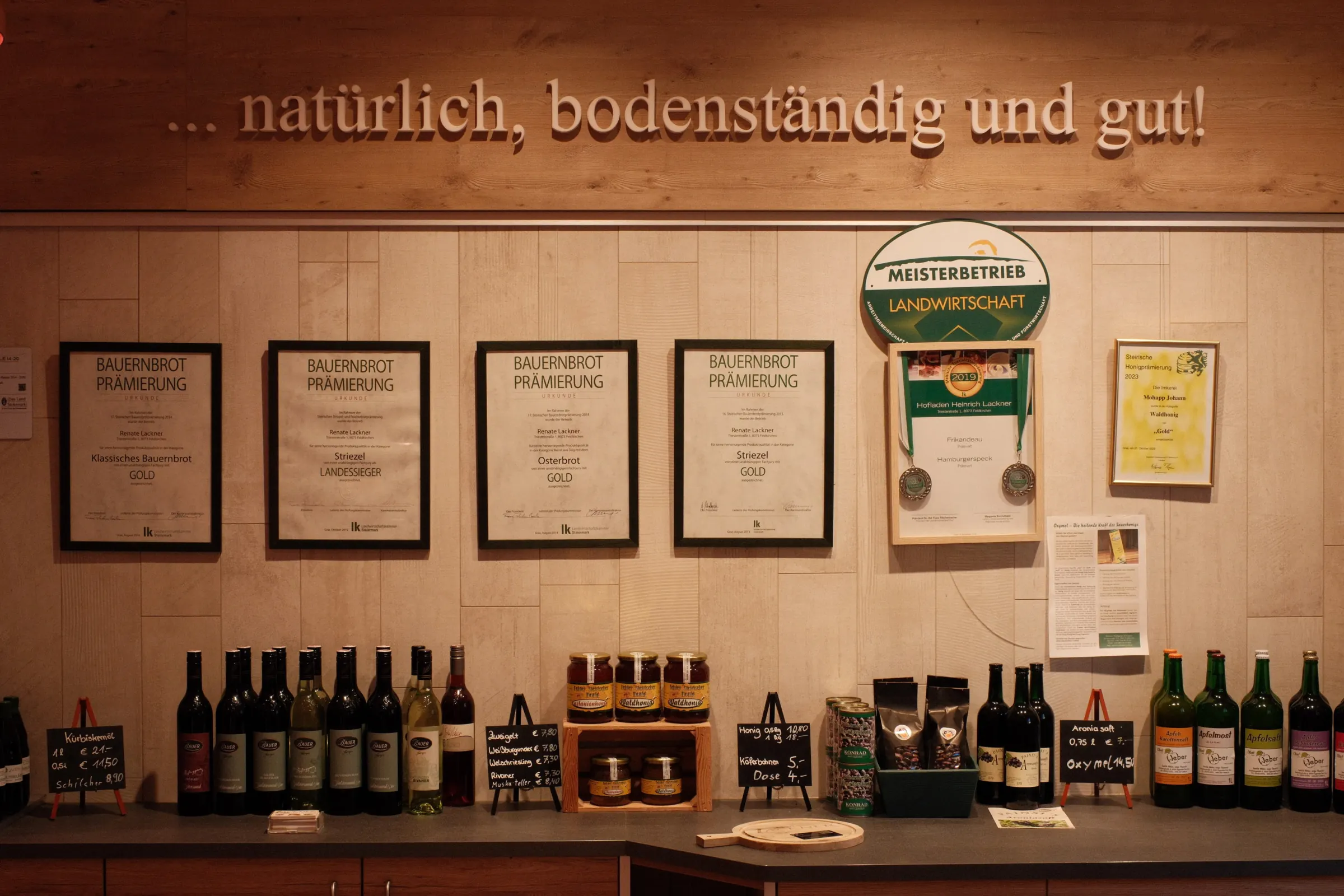 Auszeichnungen, Getränke und Produkte im Hofladen Lackner
