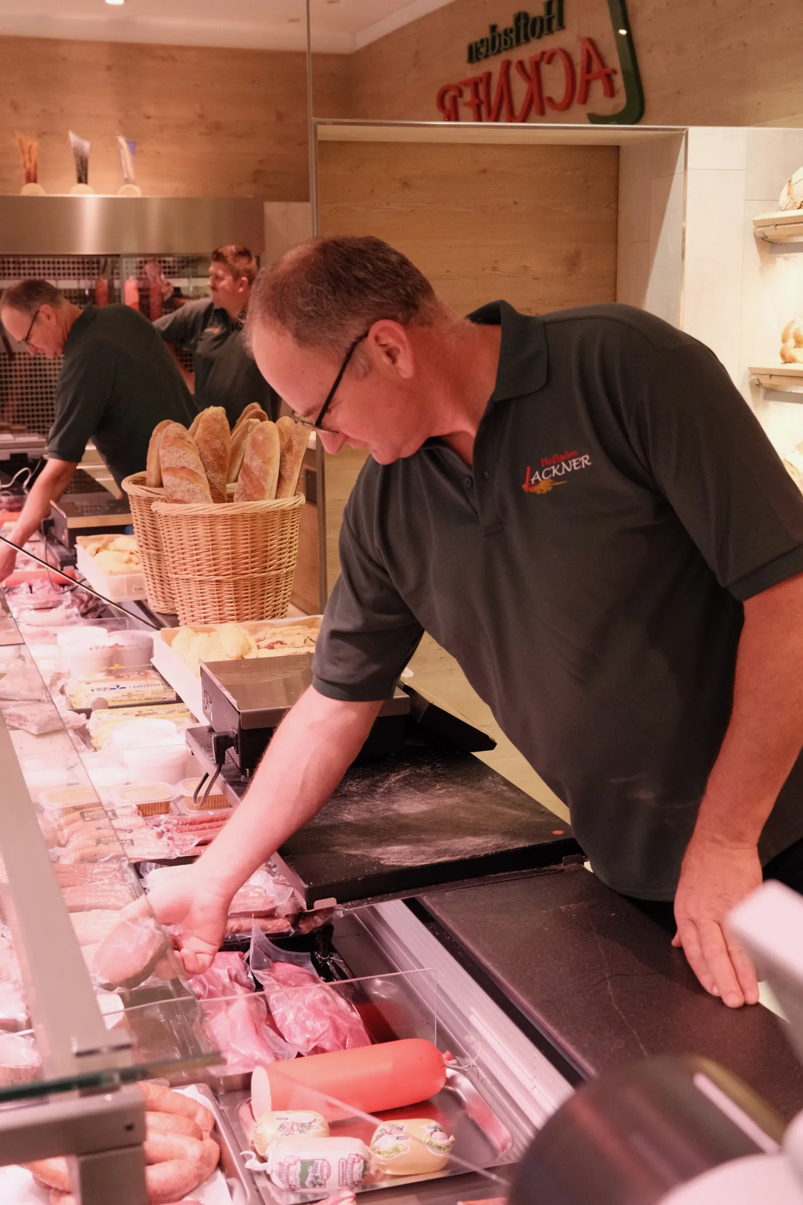 Arbeit an der Theke im Hofladen Lackner
