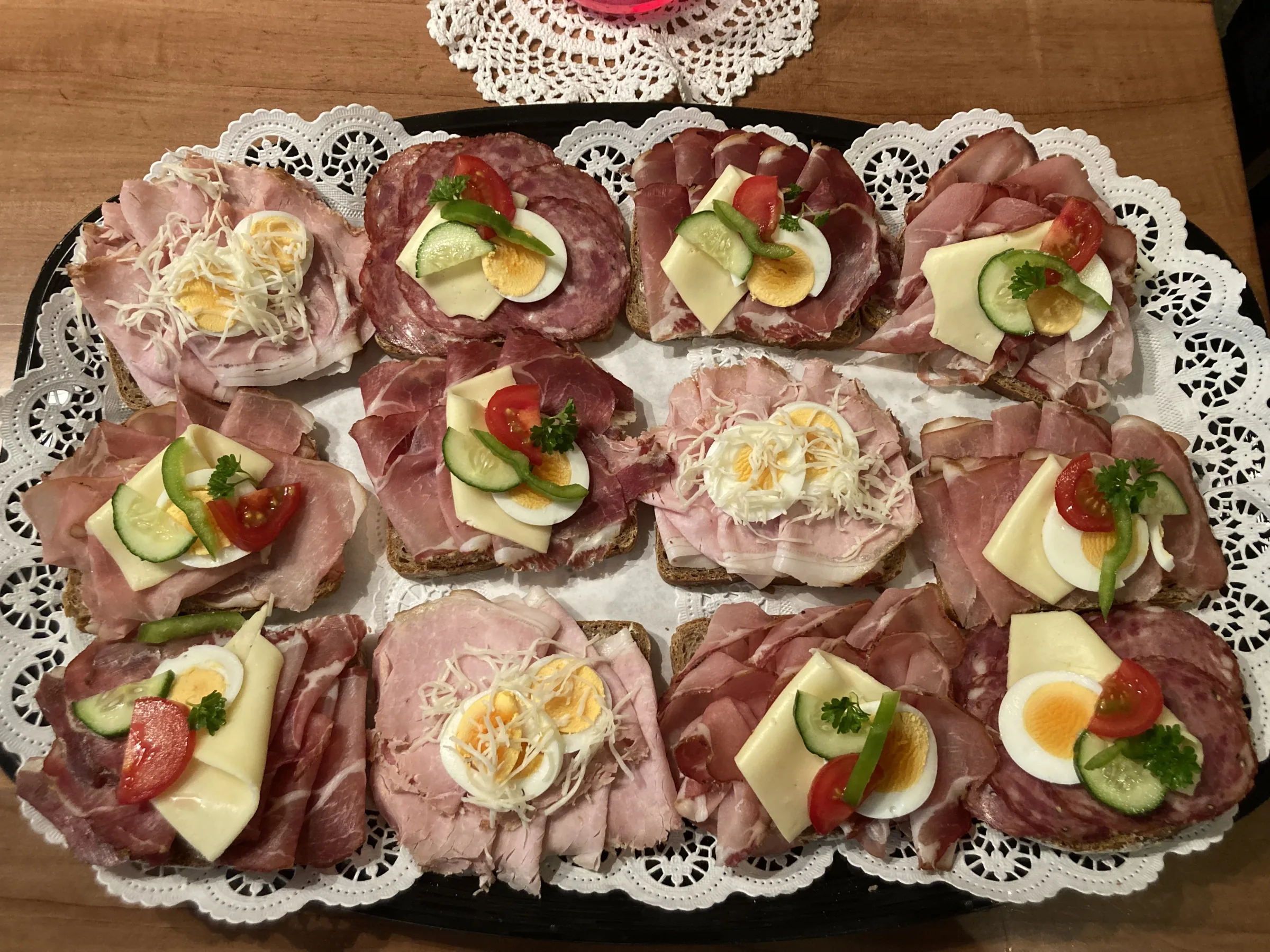 Belegte Brötchen mit Wurst, Schinken, Käse und Gemüse vom Hofladen Lackner
