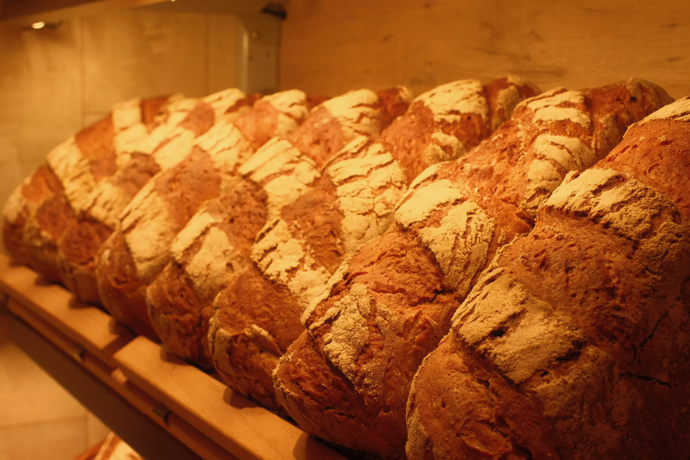 Nahaufnahme von frischem Brot im Hofladen Lackner