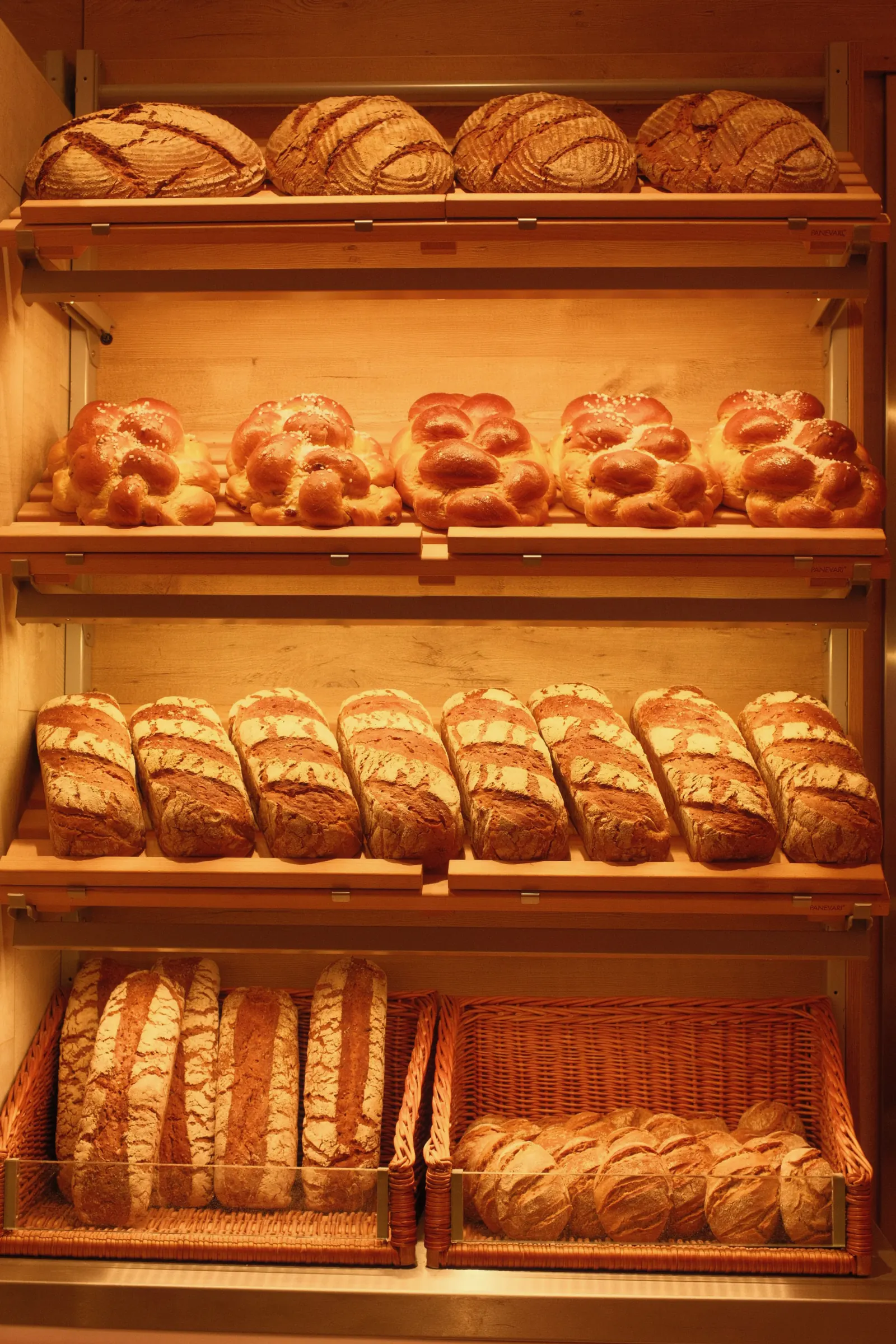 Brotregal mit frischem Brot im Hofladen Lackner