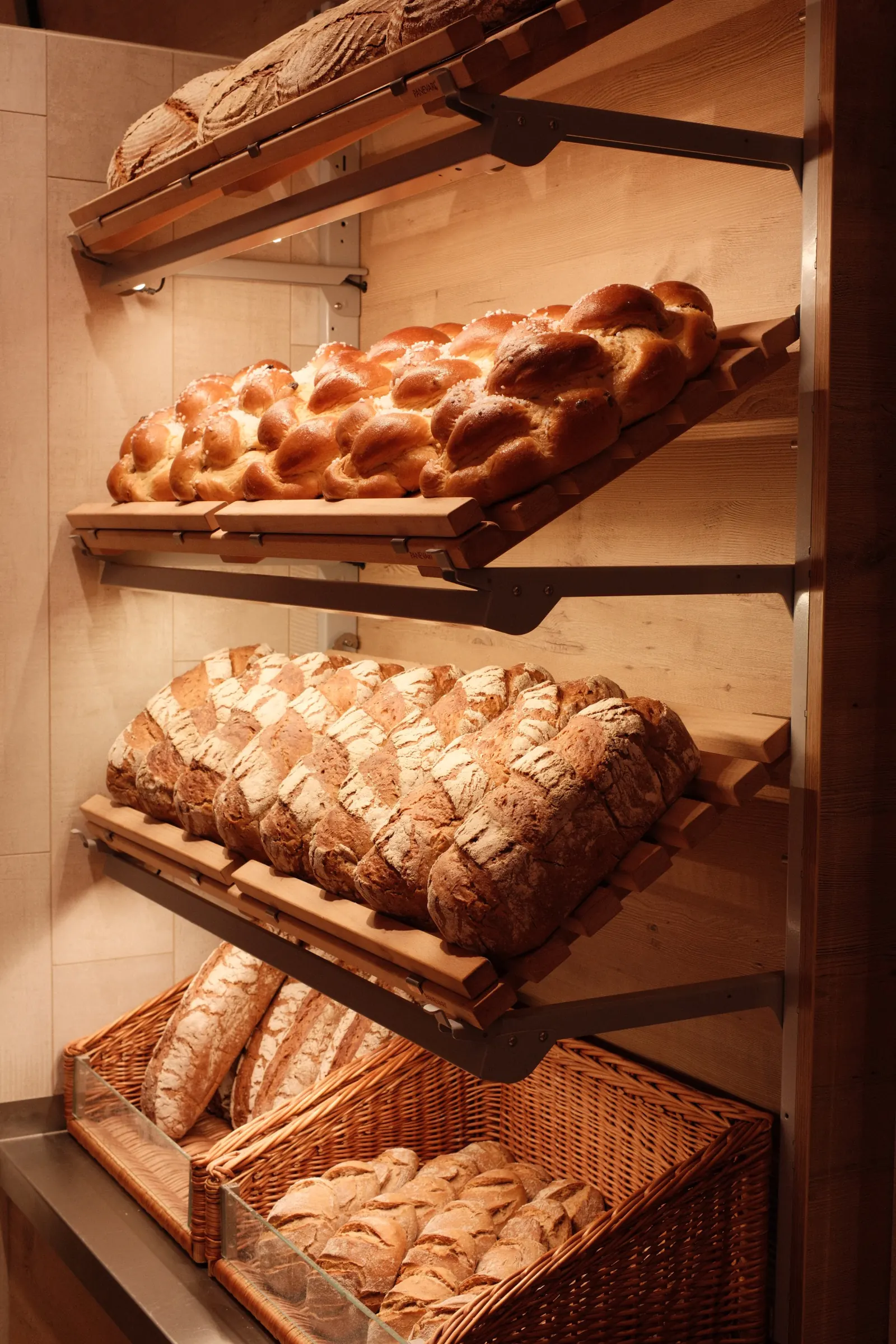 Auslage mit Brot und Striezel im Hofladen Lackner