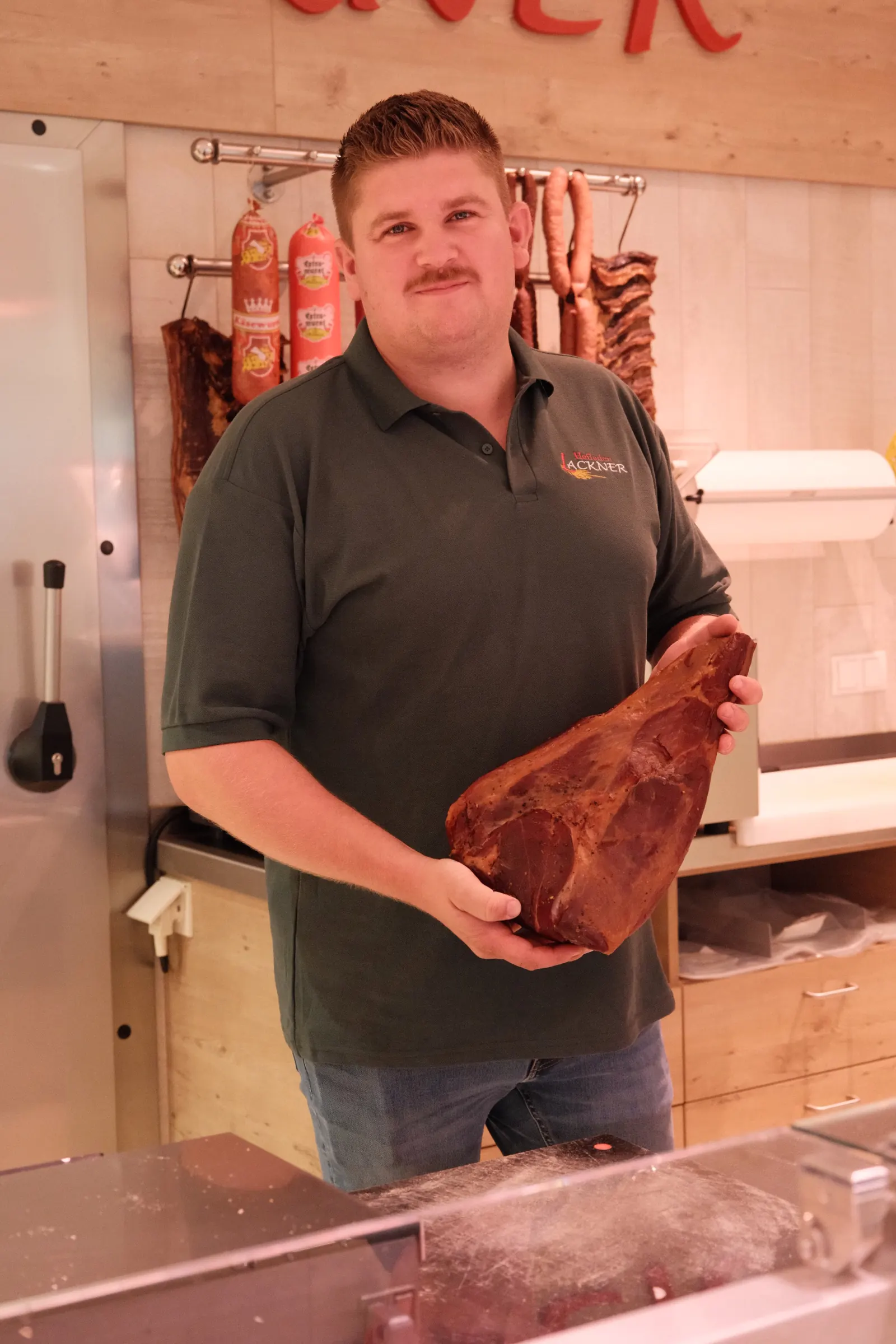 Hannes mit Fleischstück im Hofladen Lackner