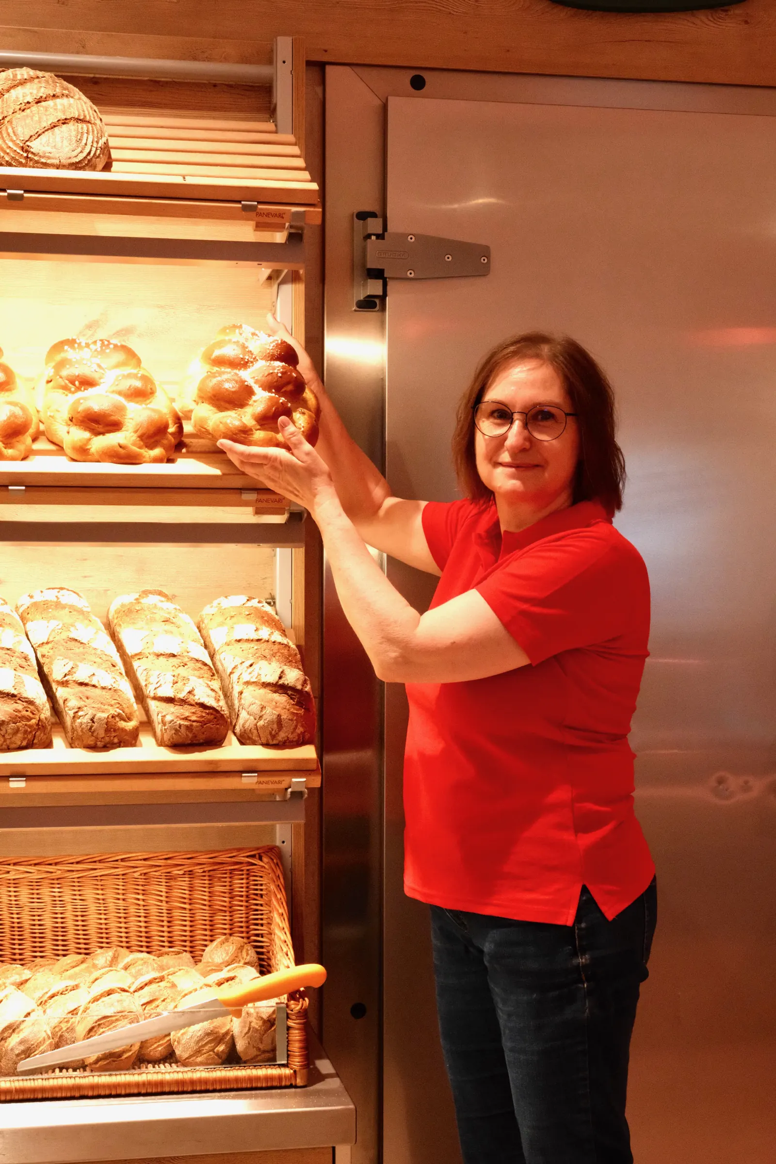 Renate mit frischem Brot im Hofladen Lackner