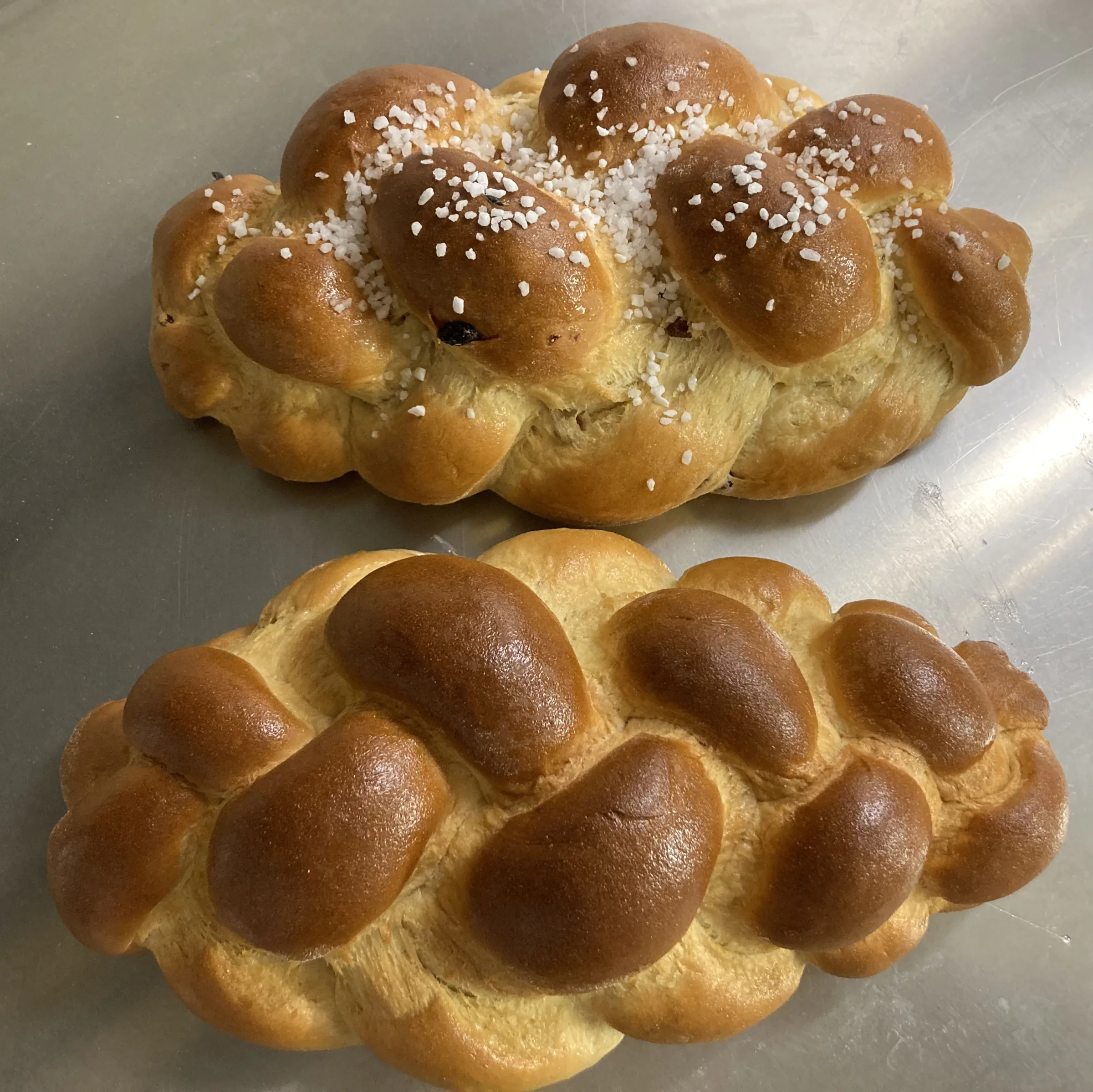 Zwei Striezel mit und ohne Zuckerstreusel vom Hofladen Lackner